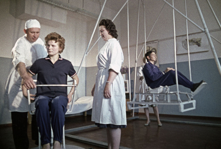 Valentina Tereshkova và phi hành gia Valery Bykovsky trong một buổi tập luyện.