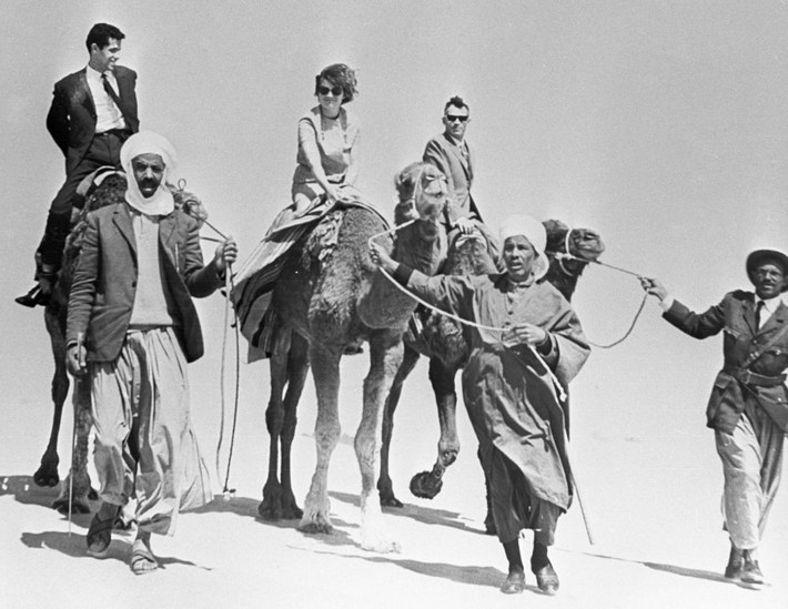 Valentina Nikolayeva Tereshkova cùng chồng, nhà du hành vũ trụ Andriyan Nikolayev, cưỡi lạc đà ở sa mạc Sahara trong chuyến đi tới Algeria.