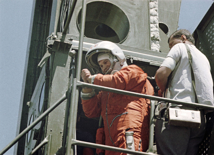 Nữ phi hành gia Valentina Tereshkova trước giờ xuất phát.
