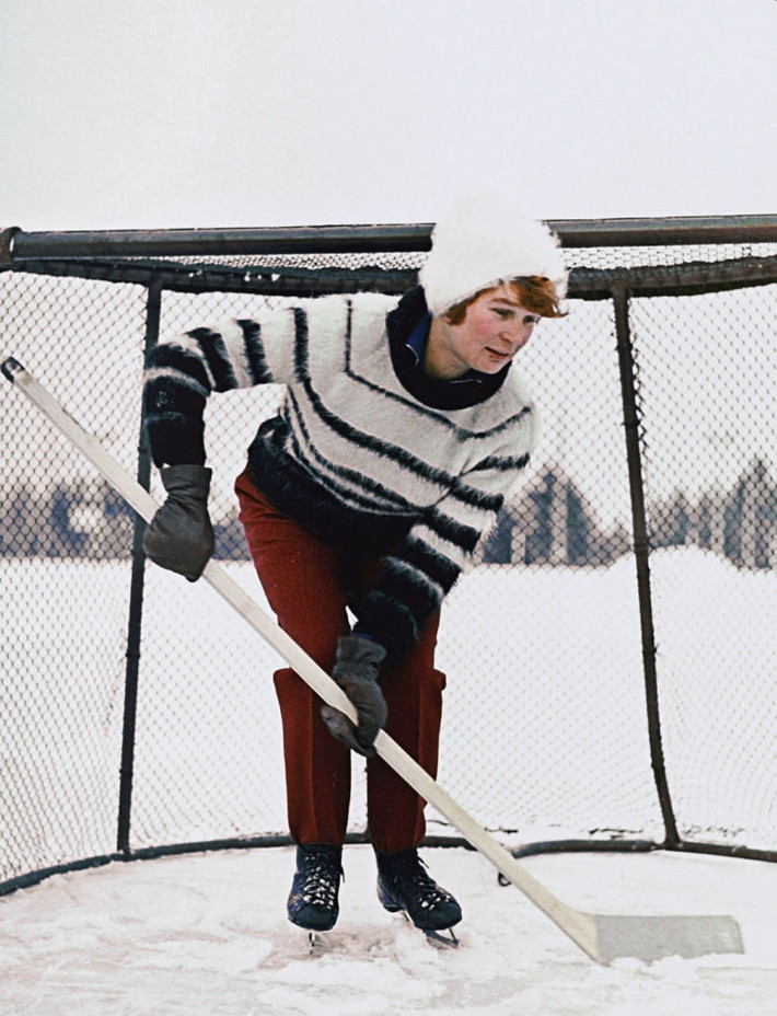 Valentina chơi Hockey – một phần trong chương trình đào tạo thể chất cho phi hành gia.