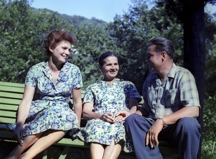 Valentina Tereshkova, Andriyan Nikolayev và mẹ của Tereshkova, bà Yelena Fyodorovna, trong kỳ nghỉ ở Caucasus.