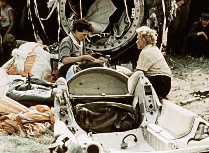Valentina Tereshkova tại địa điểm hạ cánh ở khu Altay sau khi thực hiện chuyến bay vào vũ trụ.