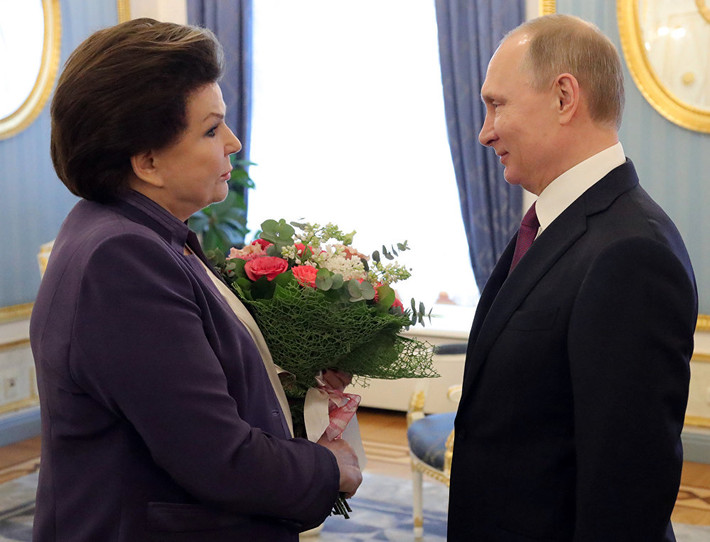 Tổng thống Nga Vladimir Putin gặp nhà nữ du hành vũ trụ Valentina Tereshkova ngày 6/3/2017. (Nguồn ảnh: Sputnik)