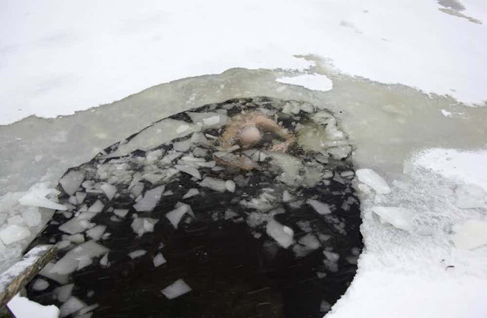 Người dân ở Siberia có sức khỏe rất tốt. Họ có thể bơi trong những hố băng lạnh giá.