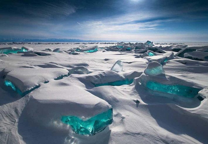 Hồ sâu nhất thế giới nằm ở vùng đất Siberia chính là hồ Baikal. Được biết, hồ Baikal rộng lớn tương đương với diện tích của đất nước Hà Lan. Đây cũng là hồ nước ngọt lâu đời nhất trên thế giới.