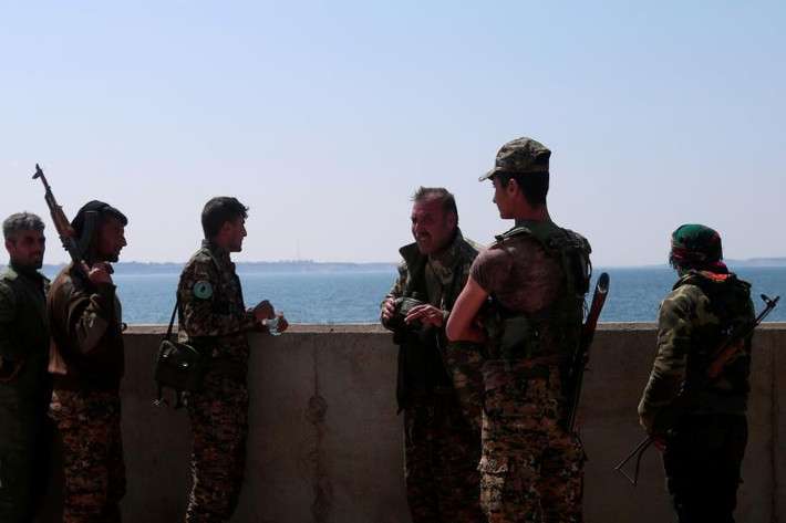 Các chiến binh SDF ở khu vực phía bắc đập Tabqa trên sông Euphrates.