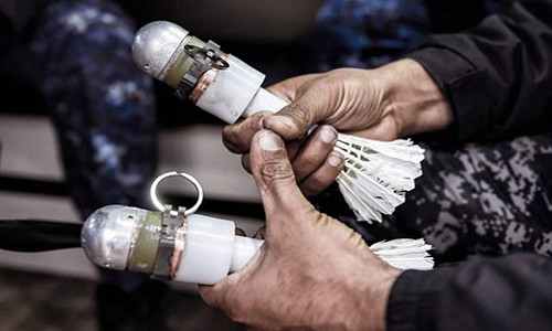 Phiến quân IS đã nếm trải “gậy ông đập lưng ông” sau khi bị quân đội Iraq học theo chính ý tưởng dùng máy bay không người lái thả lựu đạn gắn với quả cầu lông rồi tấn công chính tổ chức khủng bố này. Ảnh: Những quả lựu đạn được gắn vào phần lông vũ của quả cầu lông.