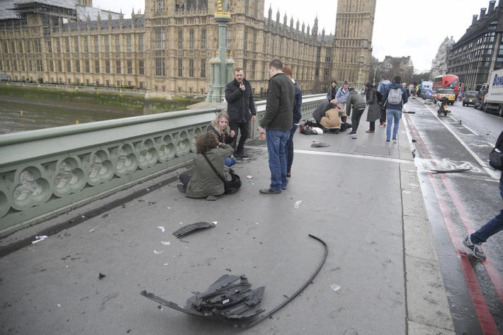 Những người bị thương được hỗ trợ trên cầu Westminster. Ảnh: Reuters.