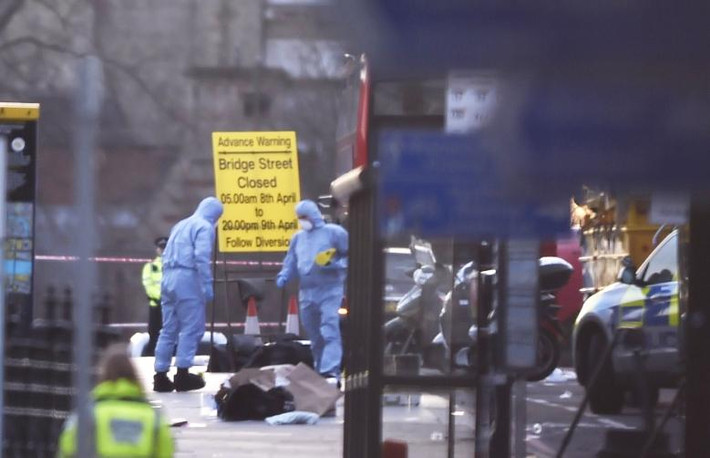 Các nhân viên pháp y tại hiện trường vụ tấn công trên cầu Westminster hôm 22/3. Ảnh: Reuters.