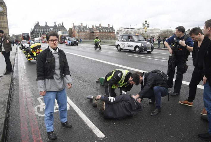 Một người bị thương được hỗ trợ sau vụ đâm xe trên cầu Westminster ở London, Anh. Ảnh: Reuters.