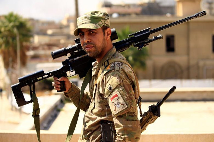 Một lính bắn tỉa của lực lượng phản ứng nhanh Iraq trong cuộc giao tranh với phiến quân IS ở Mosul.