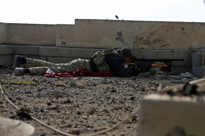 Lính bắn tỉa Iraq ngắm bắn phiến quân IS ở quận Wahda.