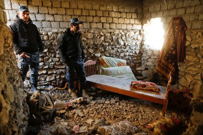 Lực lượng cảnh sát liên bang Iraq kiểm tra bên trong một căn phòng từng là nơi ẩn nấp của tay súng bắn tỉa IS tại ngôi làng Albu Saif, phía nam thành phố Mosul.
