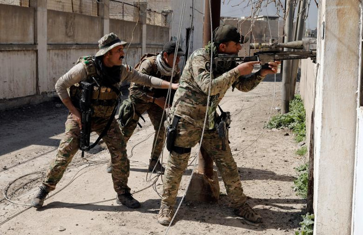 Lính bắn tỉa Iraq ngắm bắn căn cứ của nhóm IS ở Tây Mosul.