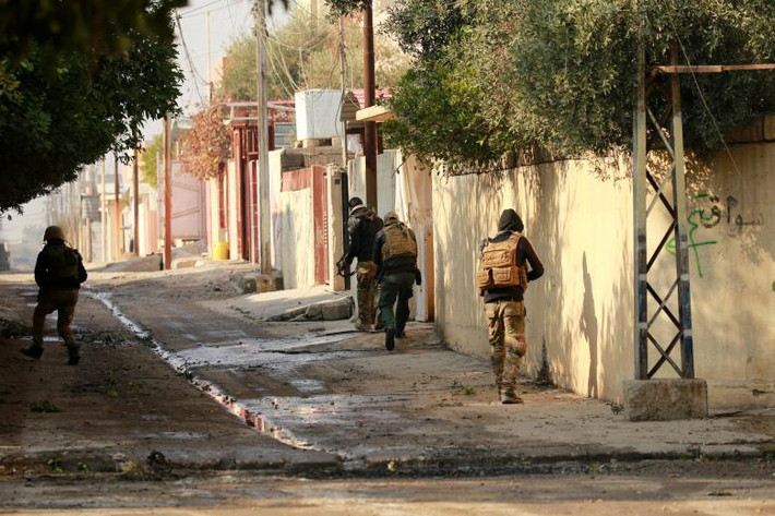 Lực lượng phản ứng nhanh Iraq trong cuộc giao tranh với phiến quân IS ở quận Mithaq, Đông Mosul. (Nguồn ảnh: Reuters).
