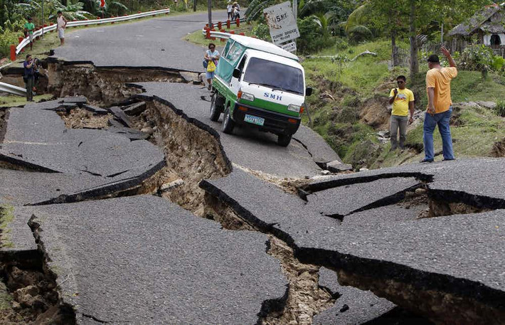 Philippines thường bị ảnh hưởng bởi các trận bão, lốc xoáy và động đất. Đường sá bị hư hại nghiêm trọng gây nguy hiểm cho người tham gia giao thông. Ảnh: The Richest