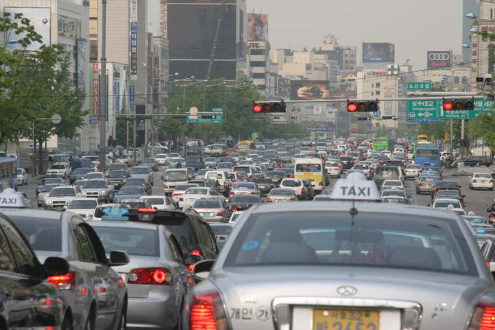 Hàn Quốc là một đất nước rất hiện đại và thu hút du khách. Tuy nhiên, khi lái xe ở quốc gia này bạn nên hết sức cẩn trọng bởi có những người lái xe trong tình trạng say rượu, có thể dẫn đến tai nạn giao thông. Ảnh: The Richest