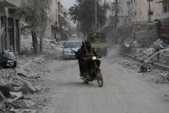 Các chiến binh nổi dậy Syria trên đường phố al-Bab.