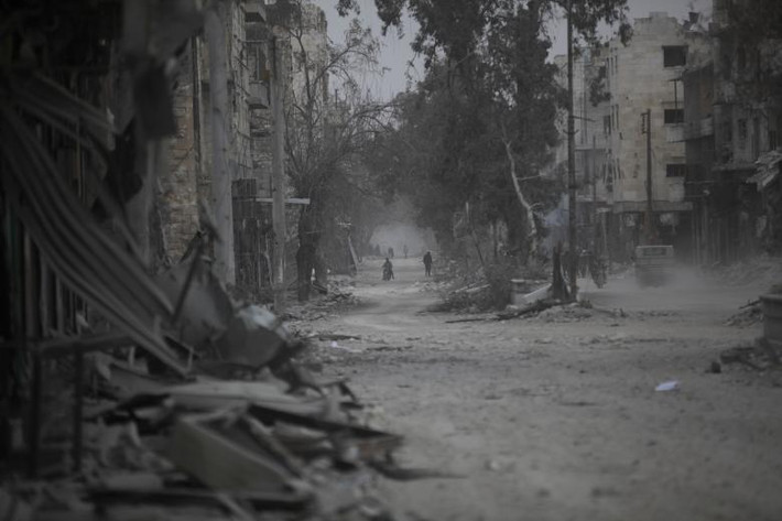 Người dân đi qua một khu dân cư đổ nát ở thành phố al-Bab, miền Bắc Syria, ngày 2/3.
