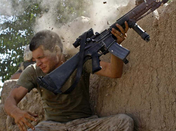 Một lính Mỹ trong khi giao chiến với phiến quân Taliban.
