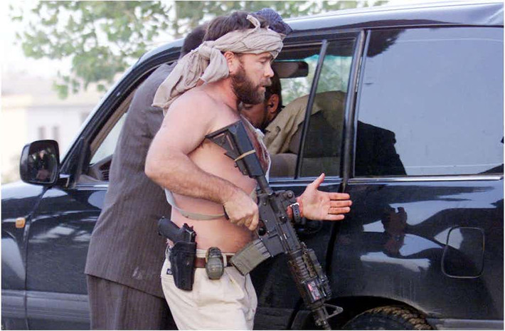 Sau khi Taliban bị đánh bại vào tháng 12/2001, Hamid Karzai đã được bổ nhiệm làm Tổng thống lâm thời trong hai năm và sau đó ông được bầu vào vị trí này thêm hai lần nữa. Trong khoảng thời gian đó, ông đã sống sót trong ít nhất 4 vụ ám sát do các phần tử Taliban âm mưu thực hiện. Trong ảnh, một thành viên của đặc nhiệm SEAL bị thương sau khi bảo vệ ông Karzai trong một vụ tấn công.