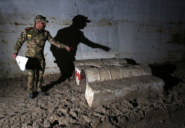 Một thành viên của lực lượng Iraq kiểm tra bên trong đường hầm.