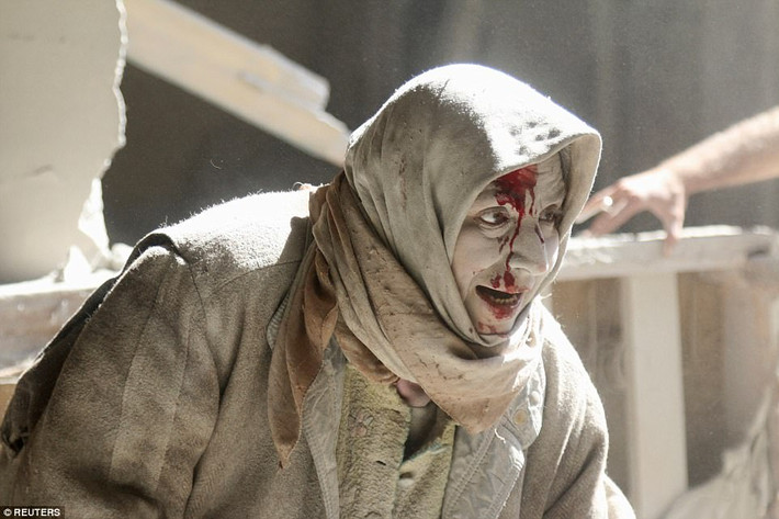 Người phụ nữ bị thương tại khu vực Thành cổ Aleppo ngày 28/4/2016.