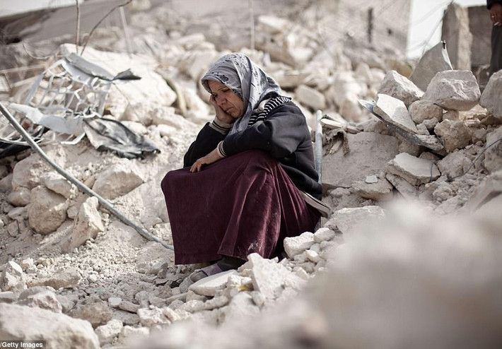 Zakia Abdullah buồn rầu khi ngôi nhà của cô bị phá hủy hoàn toàn ở quận Tariq al-Bab, thành phố Aleppo, ngày 23/2/2013.