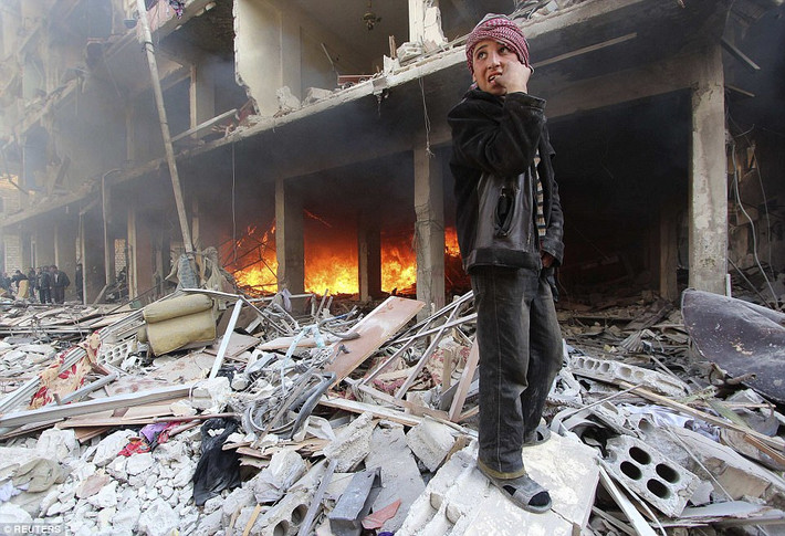 Cảnh tan hoang sau vụ ném bom ở khu Douma, thủ đô Damascus, ngày 9/2/2015.