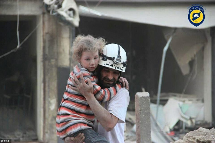 Một nạn nhân nhỏ tuổi khác trong cuộc chiến tranh tại Aleppo, Syria. (Nguồn ảnh: Daily Mail)