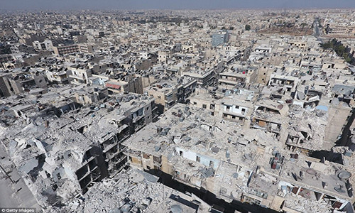 Trong cuộc nội chiến Syria kéo dài 6 năm qua, hơn 400 nghìn người đã thiệt mạng, hàng chục nghìn đứa trẻ hứng chịu nỗi đau mất cha mẹ. Ảnh: Những tòa nhà bị phá hủy ở khu Tariq al-Bab, Aleppo, hồi tháng 10/2016.