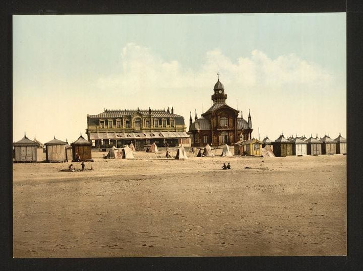 Bãi biển và casino ở Calais, Pháp, cách đây hơn 100 năm về trước.