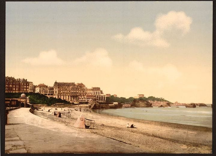 Cảnh vắng vẻ tại một bãi biển ở Biarritz.