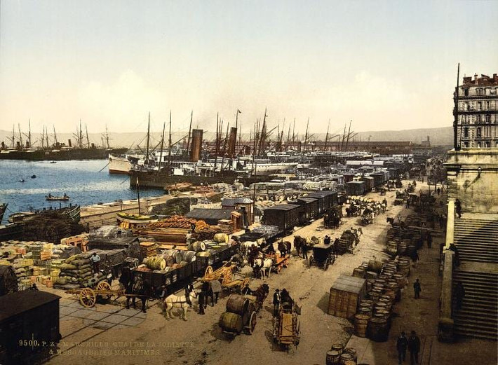 Những chuyến hàng tấp nập tại một bến cảng ở thành phố Marseille.