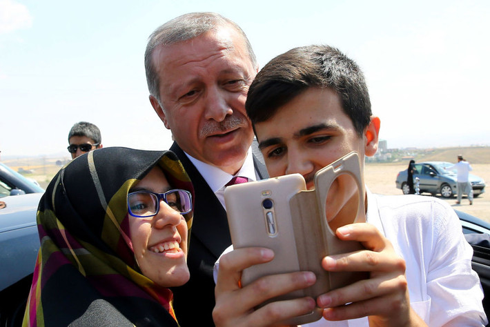 Tổng thống Thổ Nhĩ Kỳ Recep Tayyip Erdogan (giữa) chụp ảnh với người dân trong chuyến thăm trụ sở lực lượng cảnh sát đặc nhiệm ở thủ đô Ankara ngày 29/7/2016. (Nguồn ảnh: Sputnik)