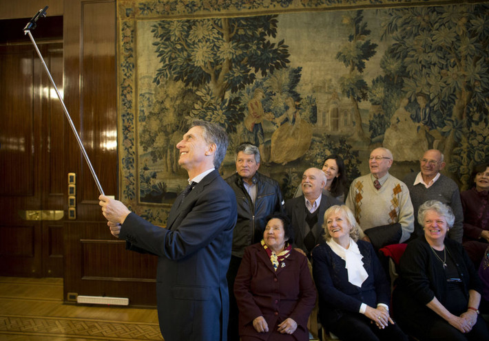 Tổng thống Argentine Mauricio Macri (trái) chụp ảnh tự sướng cùng những người về hưu tại Dinh Tổng thống Casa Rosada ở thủ đô Buenos Aires ngày 2/6/2016.