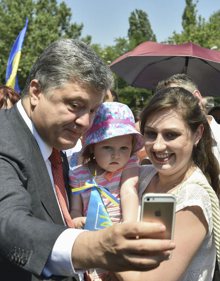 Tổng thống Ukraine Petro Poroshenko “selfie” cùng người dân địa phương trong chuyến thăm ở Odessa, Ukraine, ngày 8/7/2015.