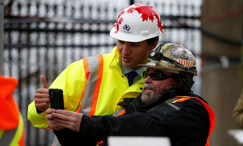 Thủ tướng Canada Justin Trudeau (trái) selfie cùng một công nhân ở Ottawa, Ontario, ngày 1/2/2017.