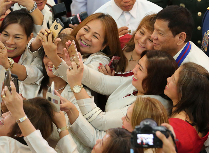 Rất nhiều vị khách nữ muốn có bức ảnh lưu niệm với Tổng thống Philippines Rodrigo Duterte trong một sự kiện ở thành phố Quezon ngày 1/7/2016.