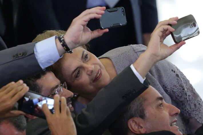 Cựu Tổng thống Brazil Dilma Rousseff chụp ảnh cùng những luật sư ủng hộ chính phủ tại Dinh Tổng thống Planalto ở thủ đô Brasilia ngày 22/3/2016.