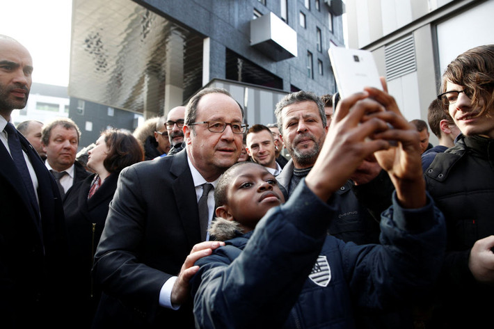 Tổng thống Pháp Francois Hollande trong chuyến thăm ở Ivry-sur-Seine, phía nam thủ đô Paris, ngày 17/2/2017.