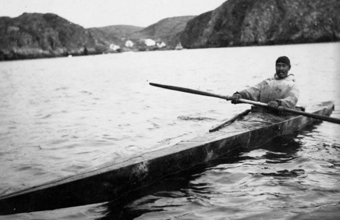 Người đàn ông chèo thuyền trên sông ở Port Burwell năm 1929. (Nguồn ảnh: ATI)