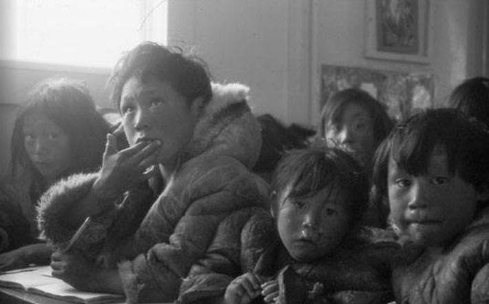 Những đứa trẻ ở Arviat ngồi trong lớp học. (Nguồn ảnh: ATI)