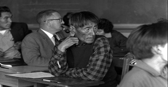 Một người đàn ông Inuit lớn tuổi có tên Jackie Akpuk đang ngồi học trong một ngôi trường ở Manitoba. (Nguồn ảnh: ATI)