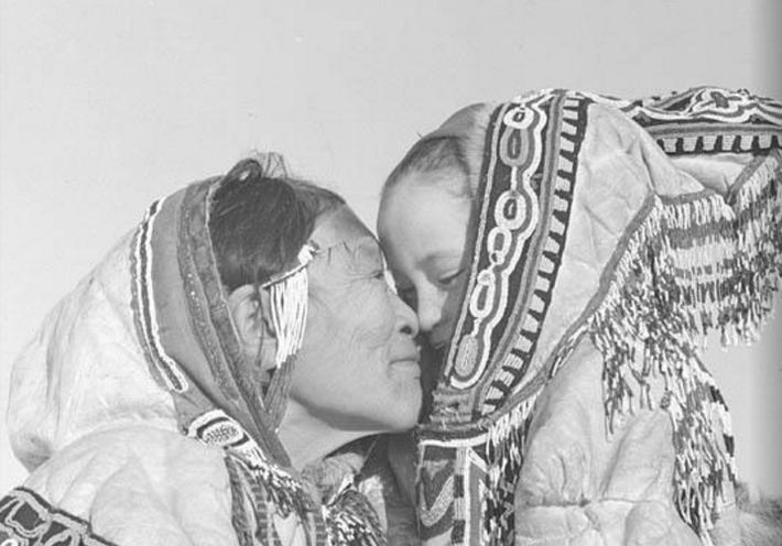 Bà Iqqi hôn cô cháu gái Mary Hickes năm 1950. (Nguồn ảnh: ATI)