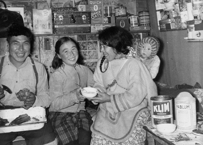 Các thành viên trong một gia đình vui vẻ bên bữa ăn ở đảo Southampton năm 1948. (Nguồn ảnh: ATI)
