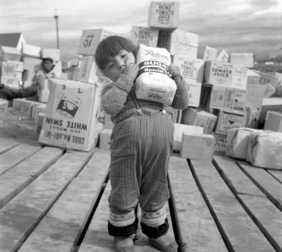 Một bé gái ôm túi đường ở Iqaluit năm 1960. (Nguồn ảnh: ATI)