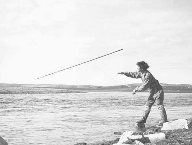 Một người đàn ông Inuit đang đánh bắt cá bằng giáo. (Nguồn ảnh: ATI)