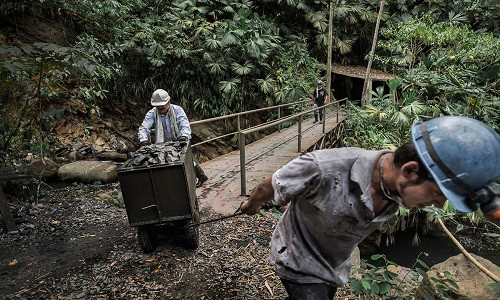 Sau hoạt động khai thác trong hầm mỏ, các thợ mỏ mang số đất đá thừa đi đổ xuống sông hoặc khu vực xung quanh đường hầm. Được biết, hành động này vốn bị cấm theo luật môi trường của Colombia.