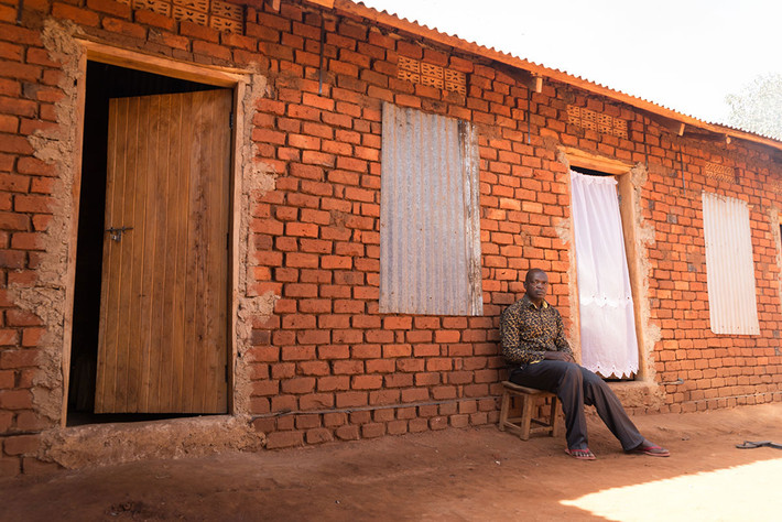 Cha của Beatrice Akoth ngồi buồn rầu bên ngoài phòng ngủ của con gái. Theo Bộ Y tế Uganda, bệnh của Akoth đã quá muộn để chữa trị. Cô có thể chỉ sống được trong chưa đầy 3 tháng nữa.